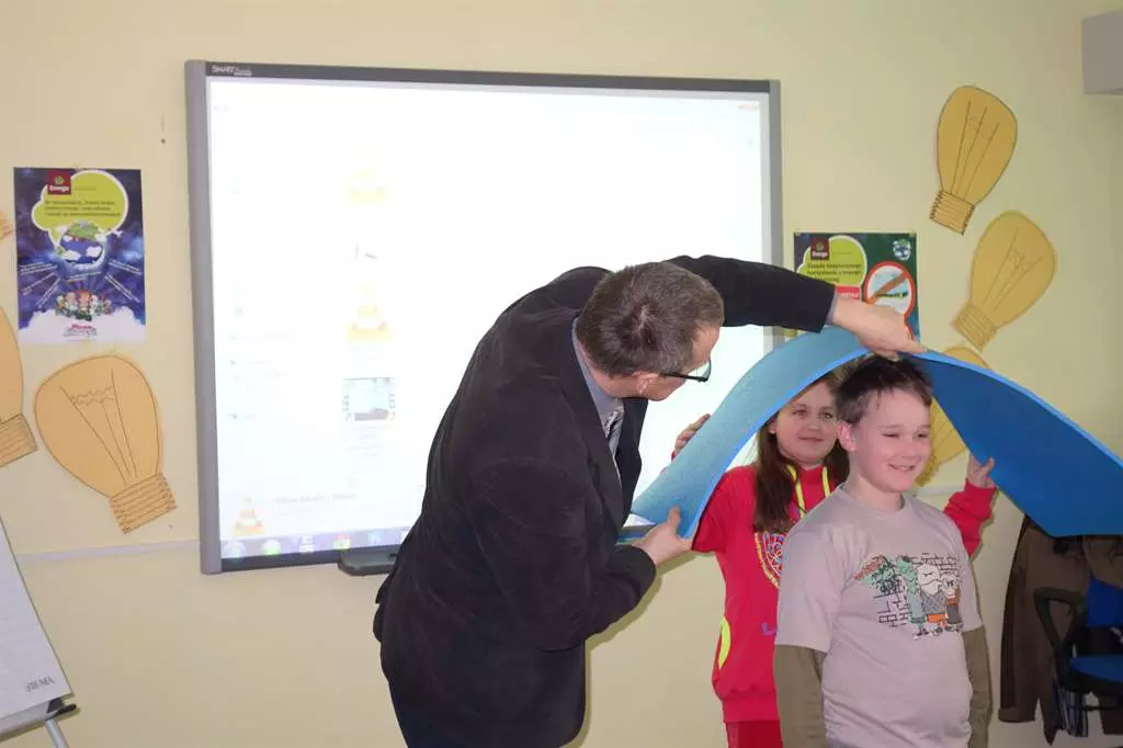 Dzieci z Zespołu Szkolno-Przedszkolnego w Biesal podczas doświadczenia