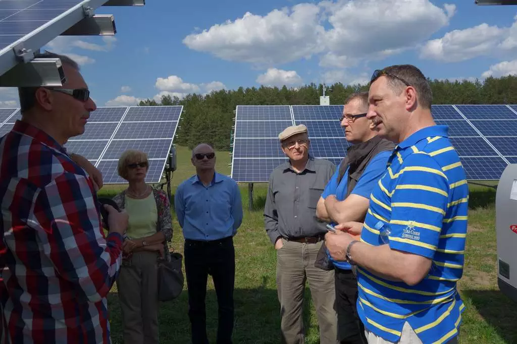 Uczestnicy wycieczki na terenie elektrowni