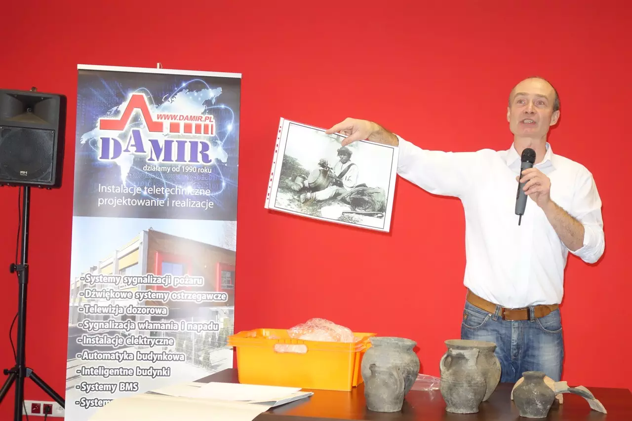 Muzealnik Pan Andrzej Drozdek przedstawia ciekawostki archeologiczne wykopane w Barczewku