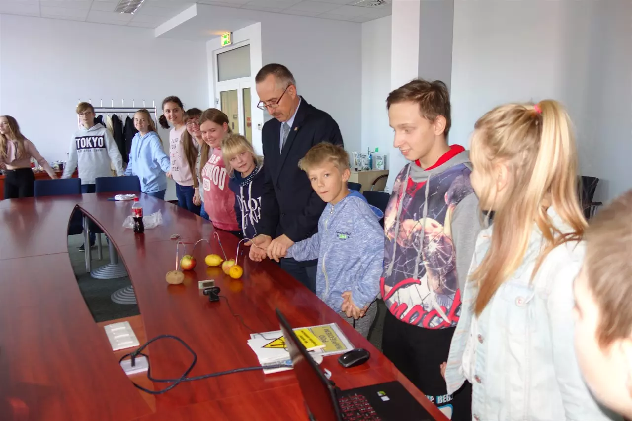 Młodzieź ze szkoły Podstawowej nr 10 w Olsztynie podczas spotkania